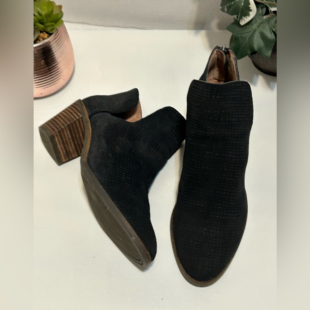 Lucky Brand Textured Black Ankle Booties